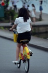 美女的白色高跟鞋很秀气 [谭氏街拍]